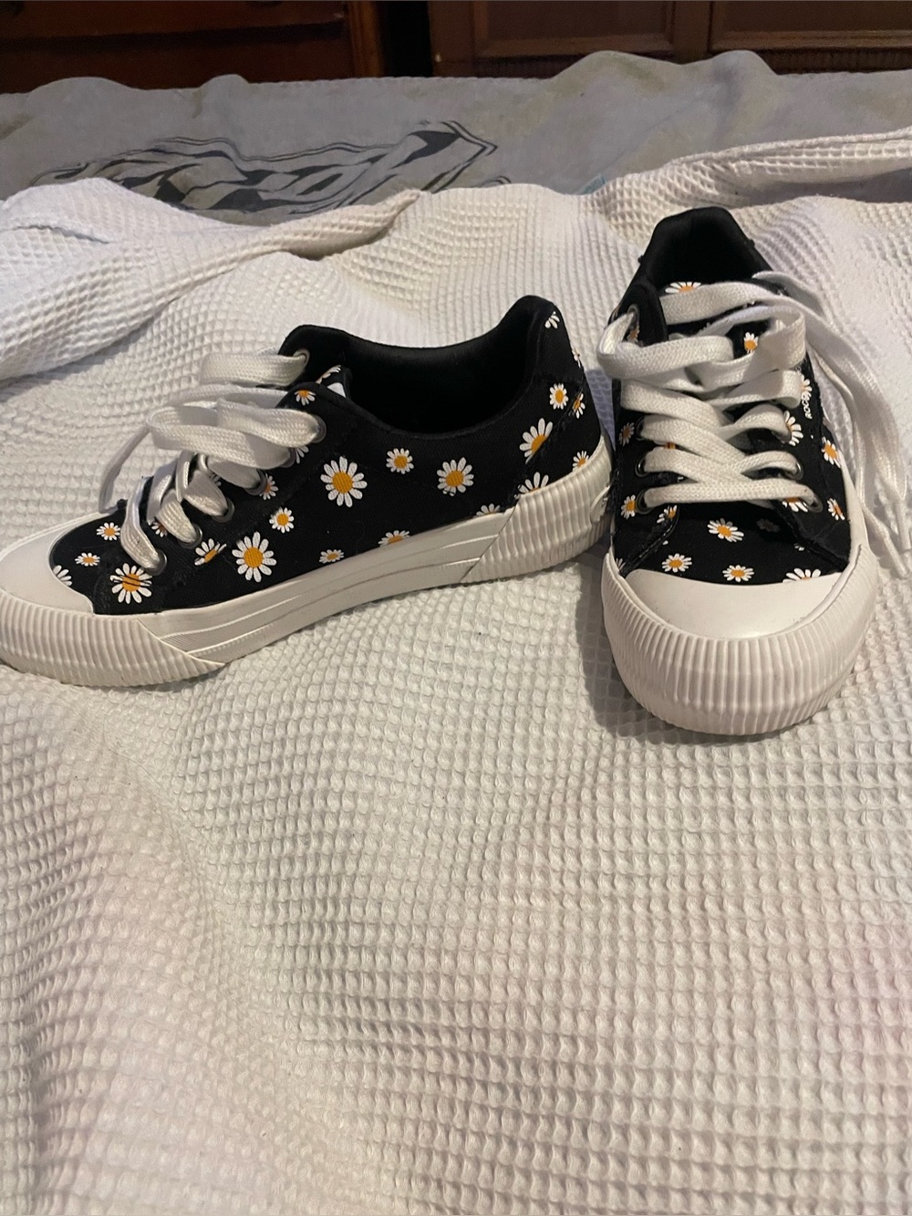Rocket dog Black Daisy Canvas Sneakers with White Sole